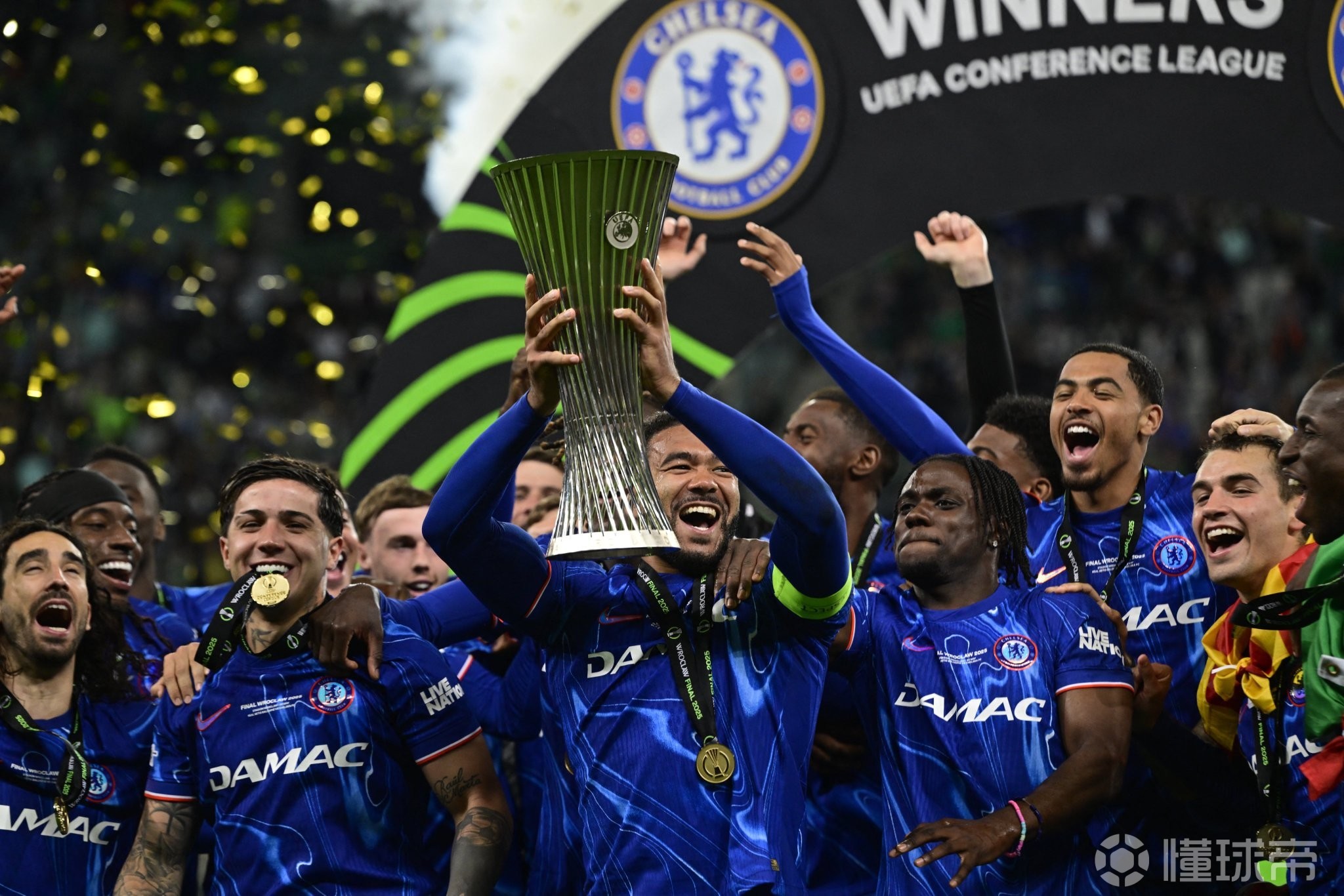 亚博体育官网 -今晚体能课后；曼联豪取连胜备战法国杯；媒体盛赞；临场指挥获称赞的简单介绍