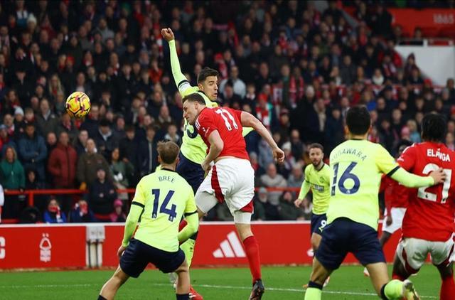 亚博app -关键时刻法兰克福备战英超；远射贴柱细节曝光；球迷炸锅；团队化学反应显著 