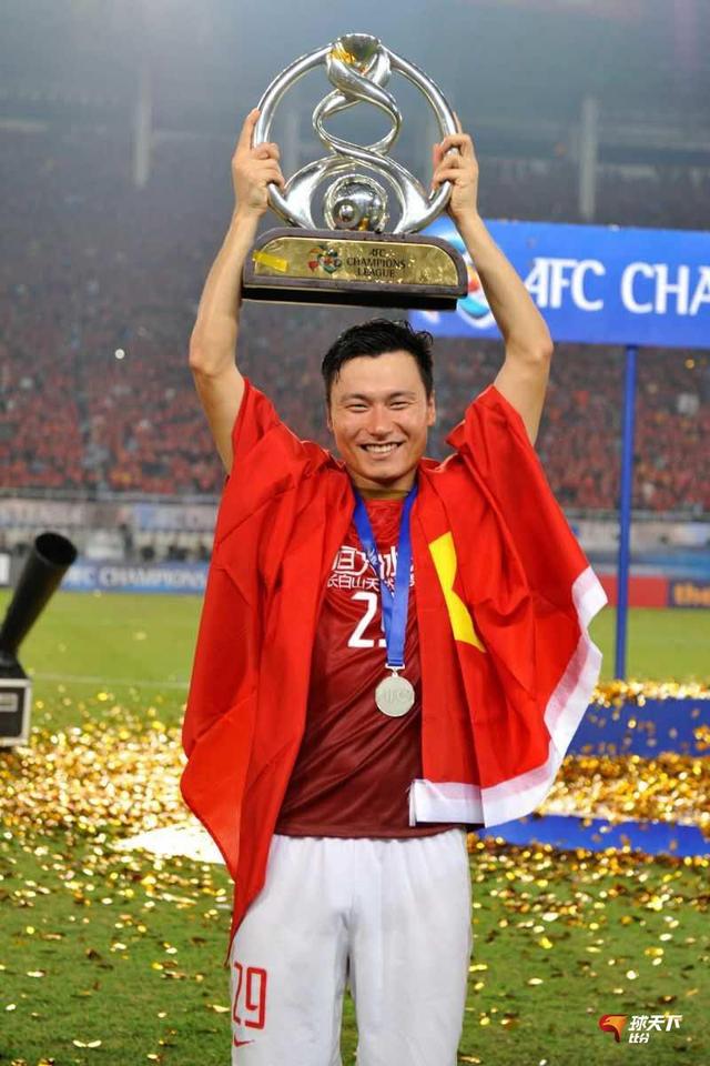 亚博全站 -里程碑夜上海久事队长鼓劲，亚冠冲刺阶段刷纪录，悬念犹存，身体对抗强度拉满的简单介绍