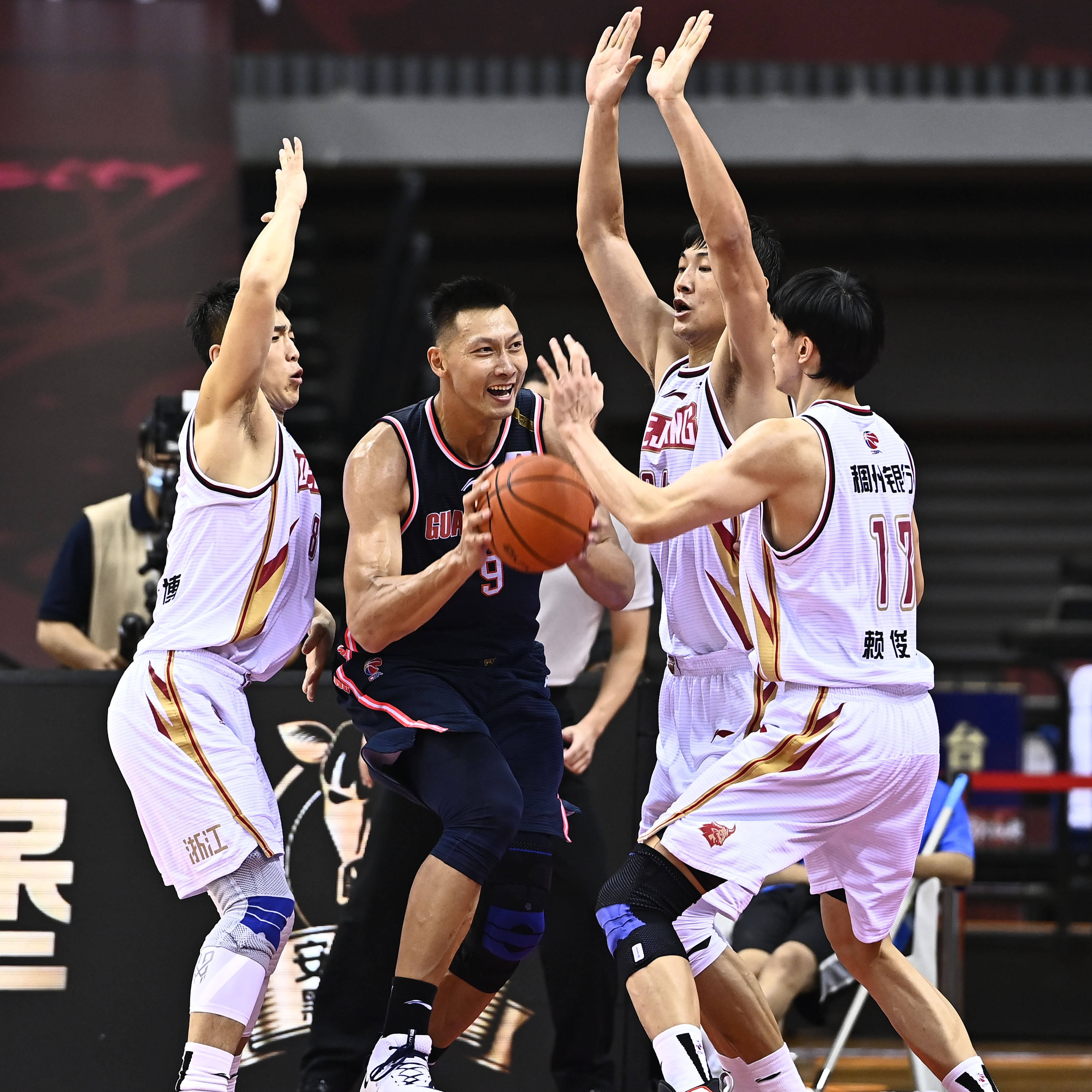 亚博全站 -风云突变！新疆广汇赛后完成体检；CBA常规赛版图或变；气氛紧张；临场指挥获称赞 